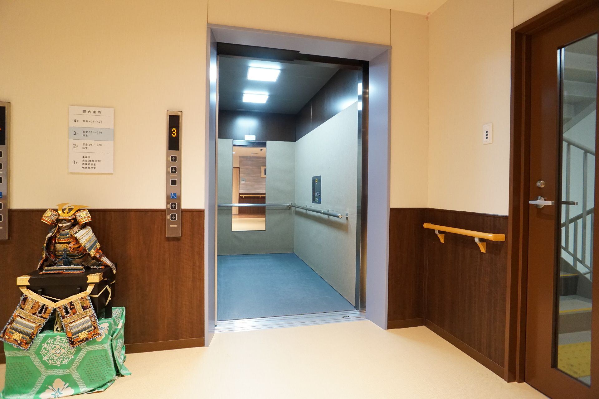 車椅子・杖を使用している方が利用しやすいように、出入口が広めのエレベーター