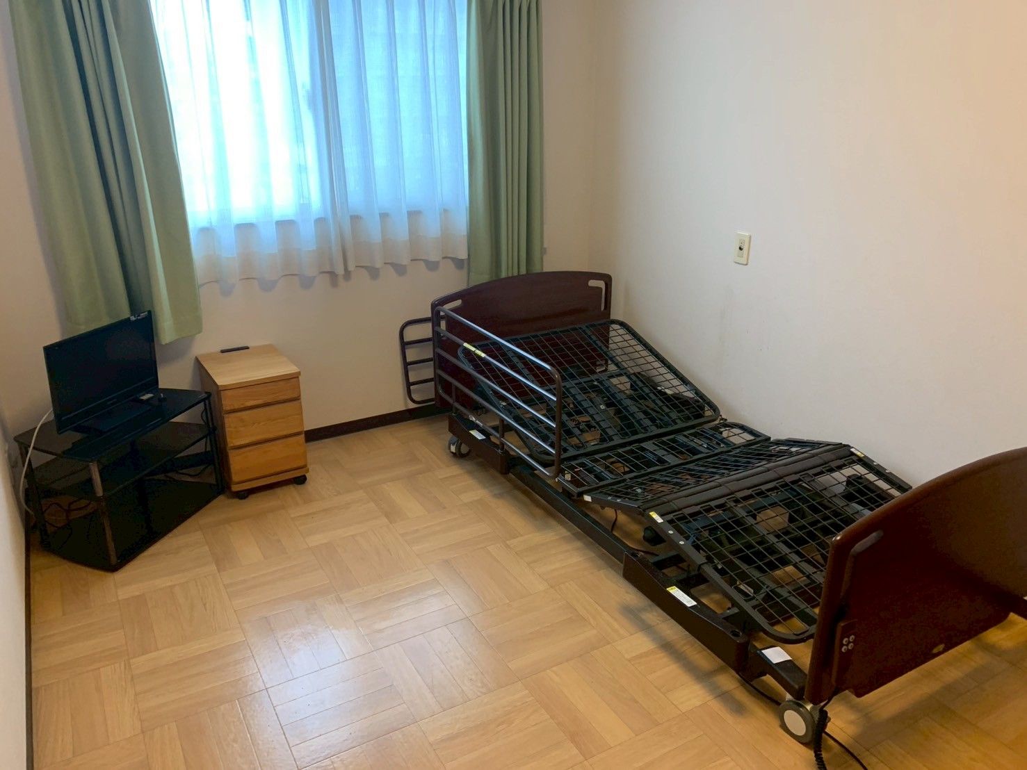 窓際のベッドと家具