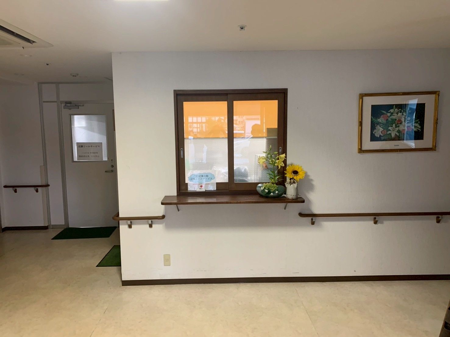 花が飾られた窓口の壁