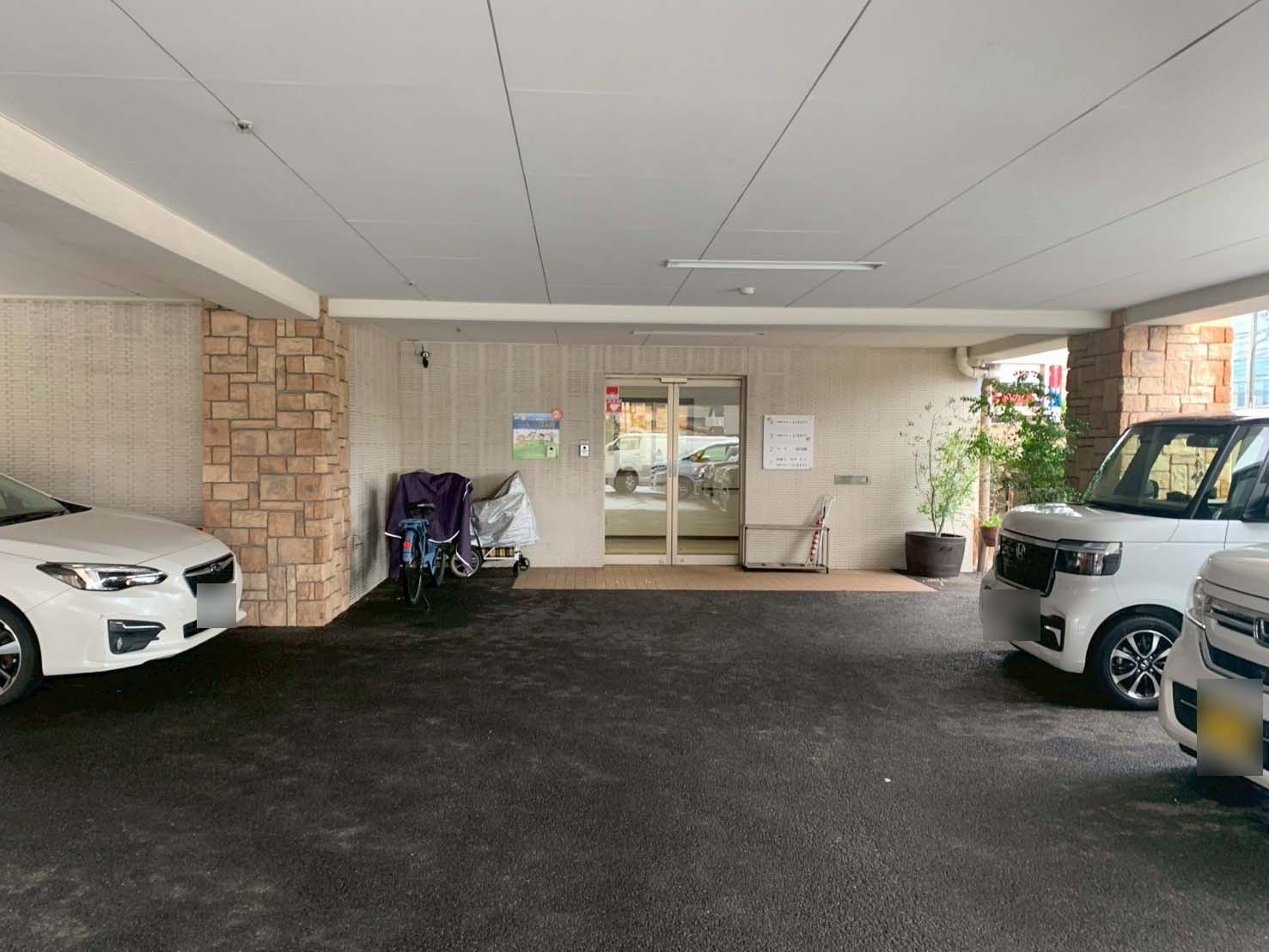 エントランス前の駐車場