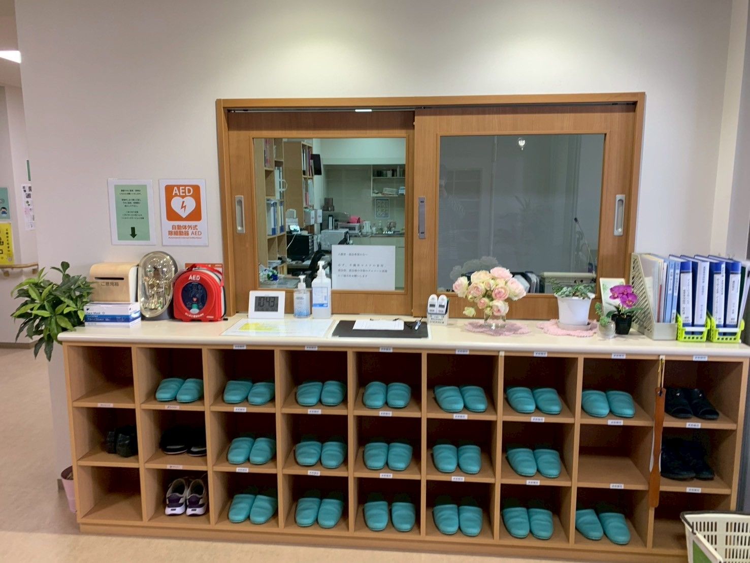 スリッパ棚と受付カウンター