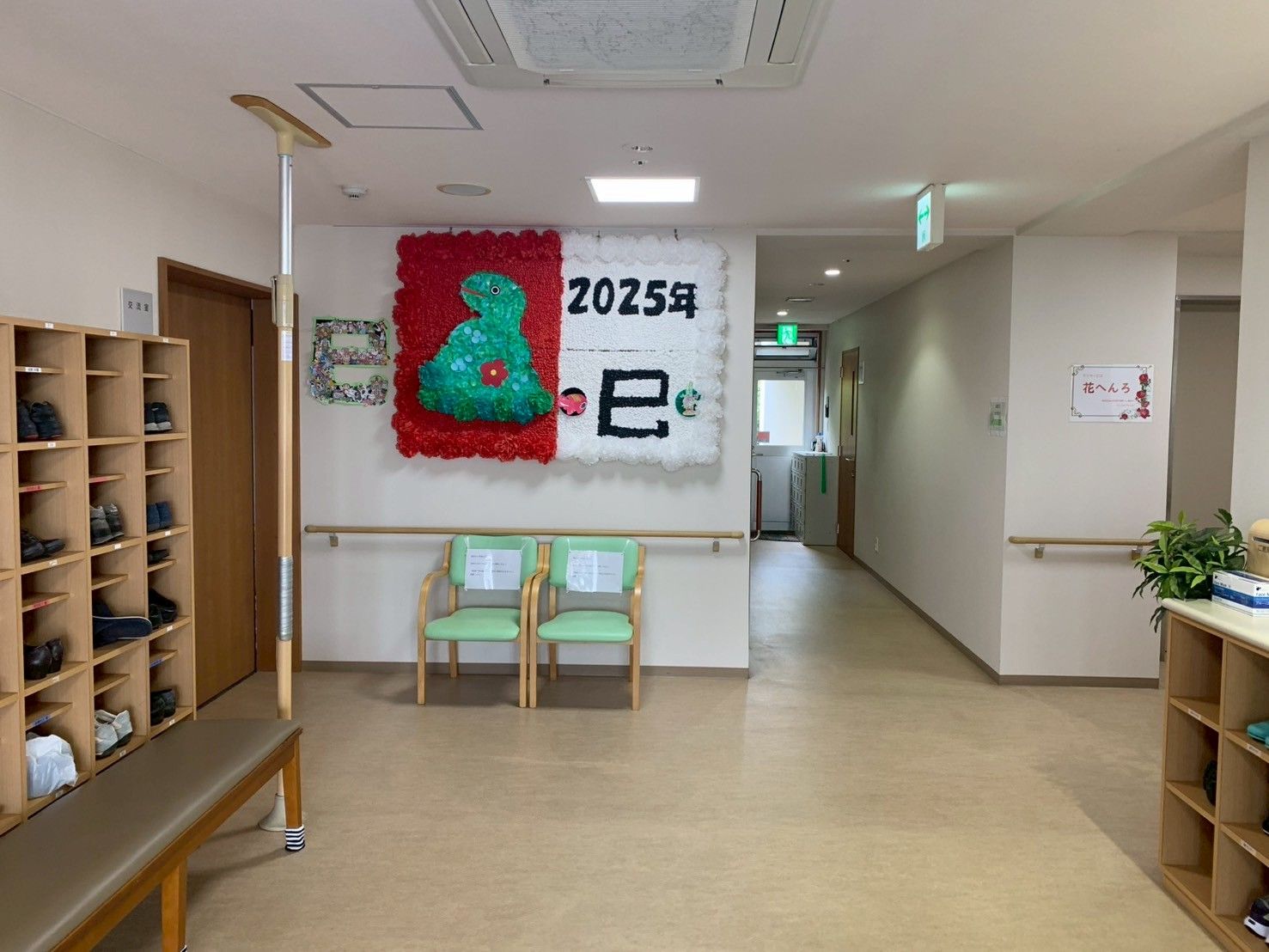 明るい廊下と椅子