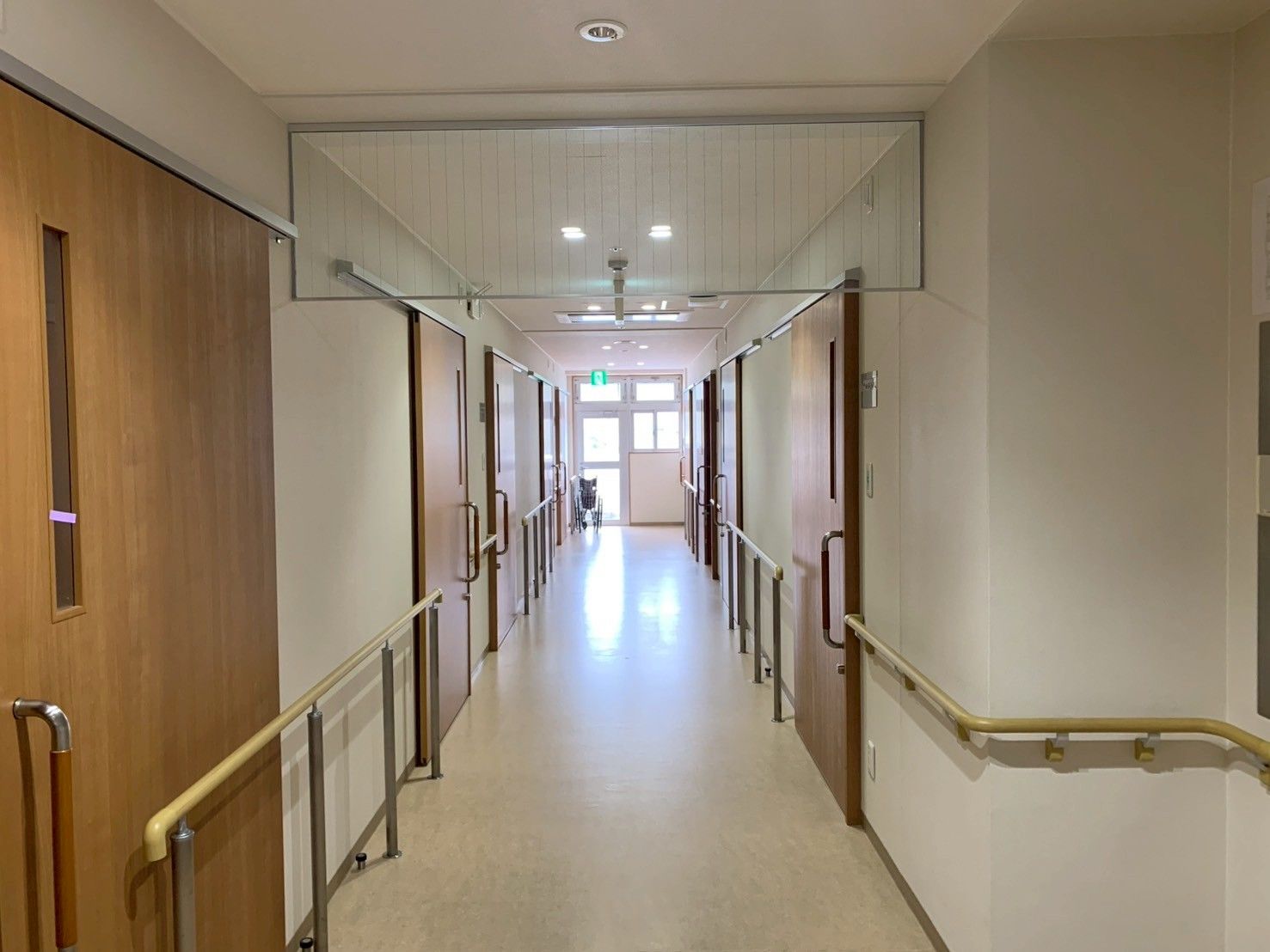手すり付きの廊下