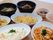 焼うどんやピラフ、チャーハン、丼もの、パスタなどが並べられているテーブル。