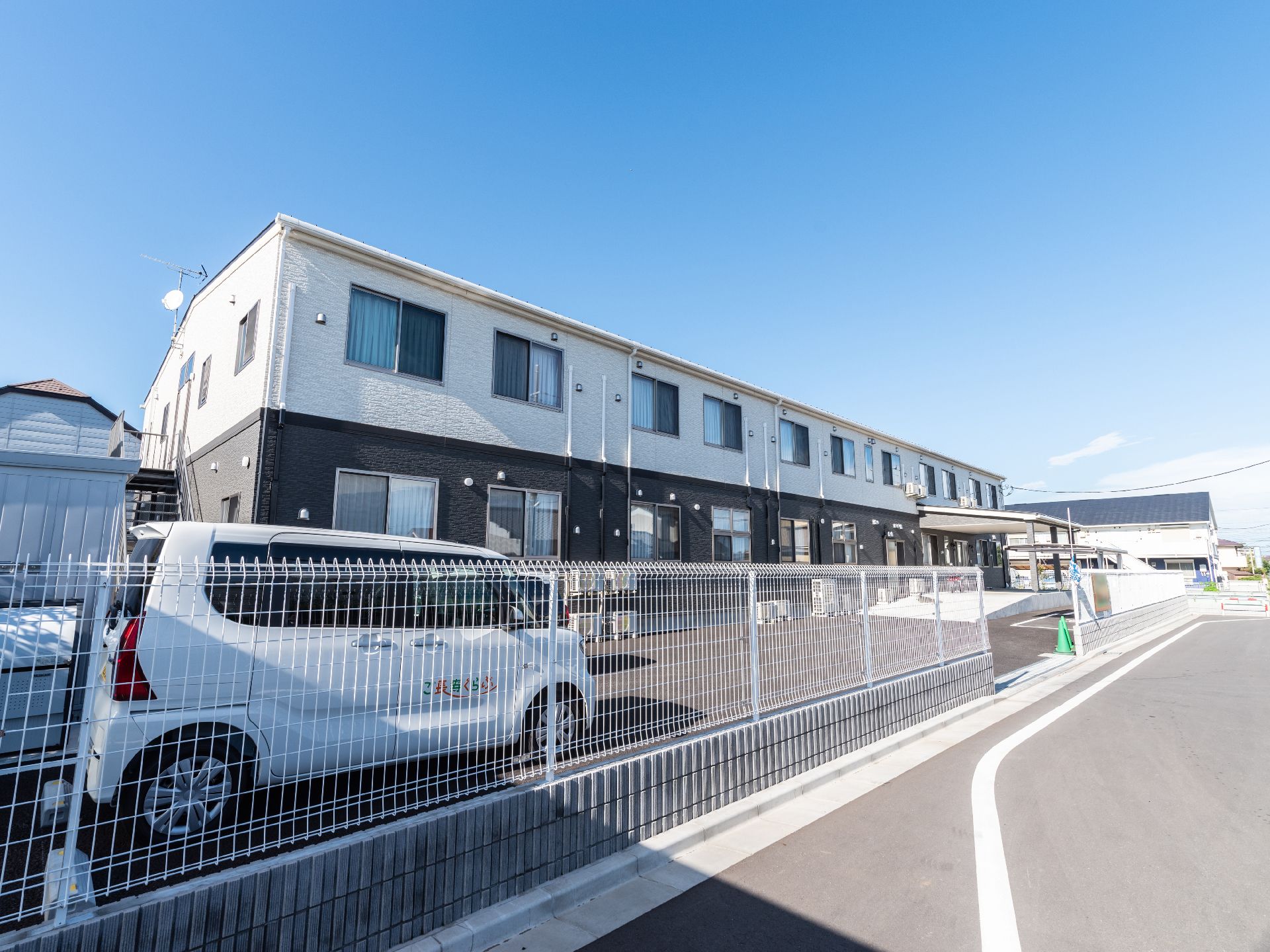 マンションのような雰囲気があり、モダンなデザインの外観