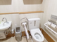 介護施設の明るいトイレ空間