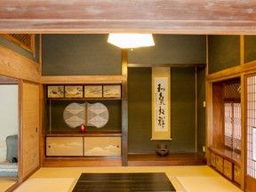 床の間に掛け軸がかかっている畳敷きの和室