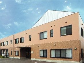 茶色い外壁の2階建てグループホーム