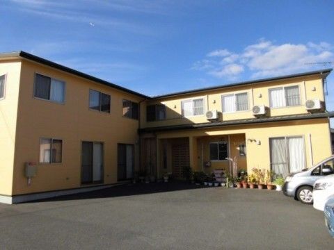 エル字型の２階建ての建物は日当たりのいい場所に建っていて、玄関先には草木が植えられた鉢がたくさんある。