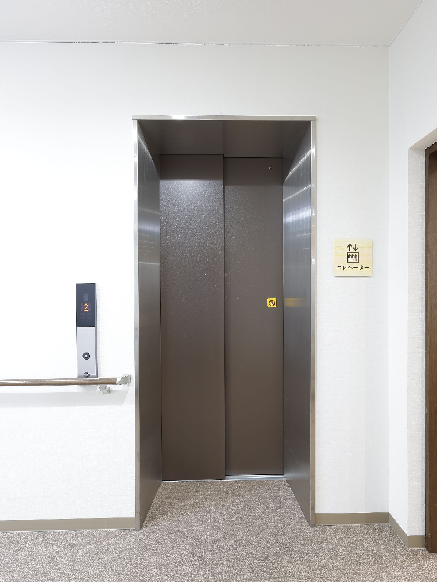 ドアが閉まっているエレベーター