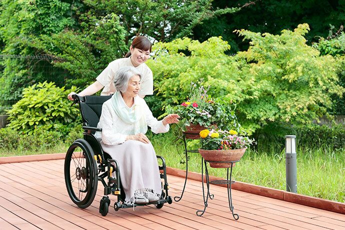 ３階建ての建物の周りには草木が植えられ、エル字型で日当たりのいい場所に建っていて、駐車場もある。