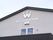 三角屋根が付いた建物の屋根に近い外壁には英文字でホーム名が書かれ、Wのような文字が書かれている。