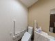 バリアフリー設計のトイレ空間
