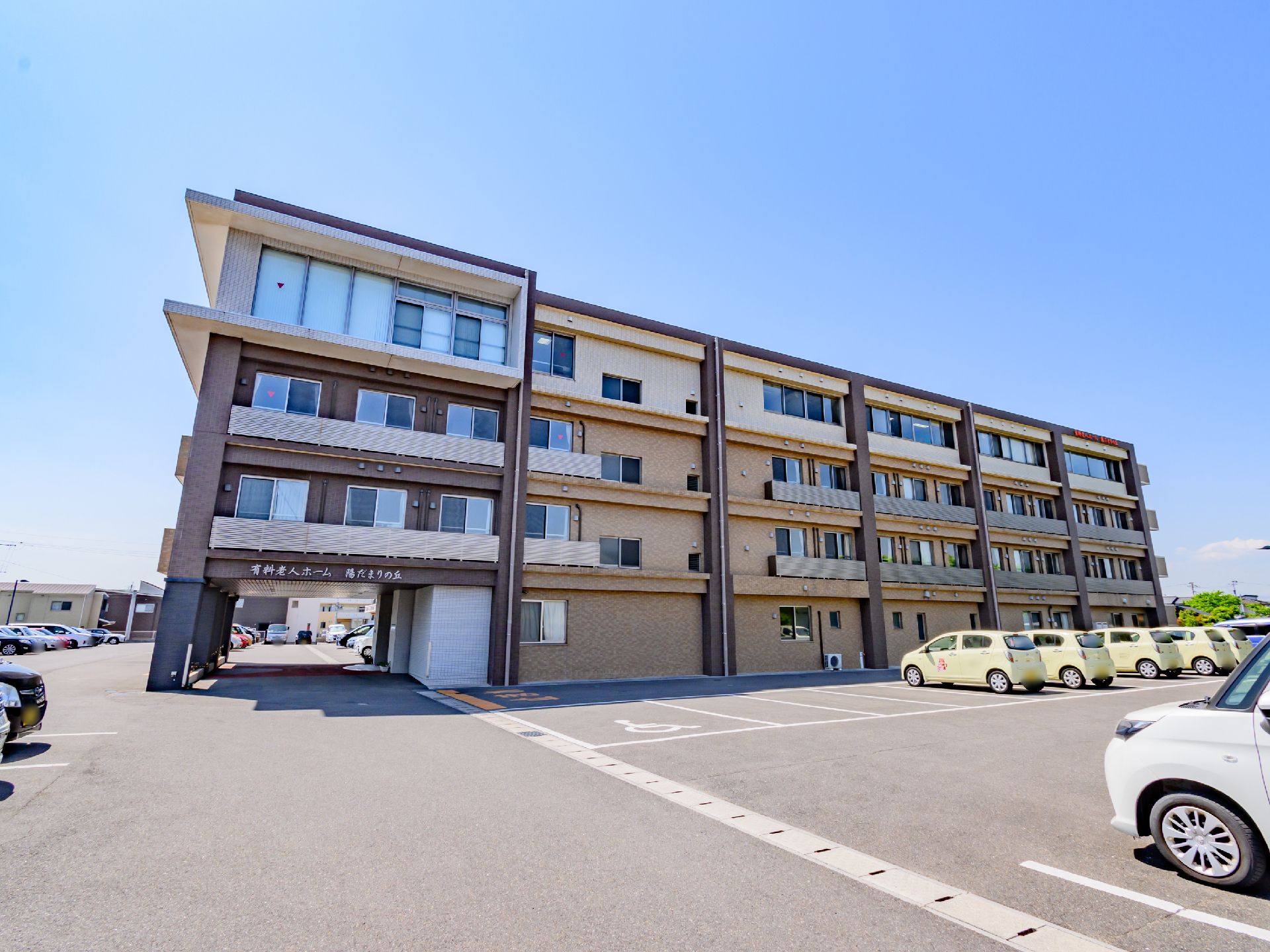 高級マンションのような雰囲気があり、モダンなデザインの外観