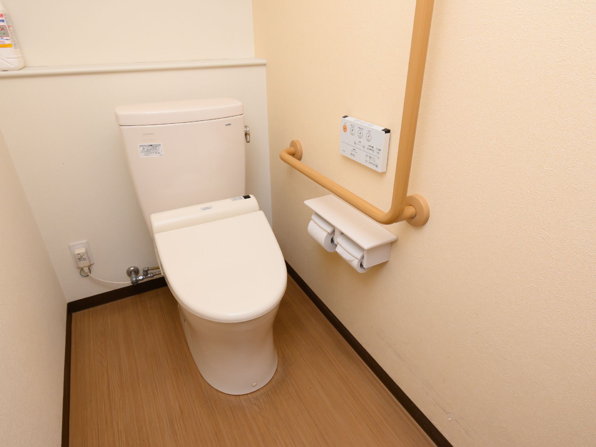 便器に手すりが設置されているトイレ