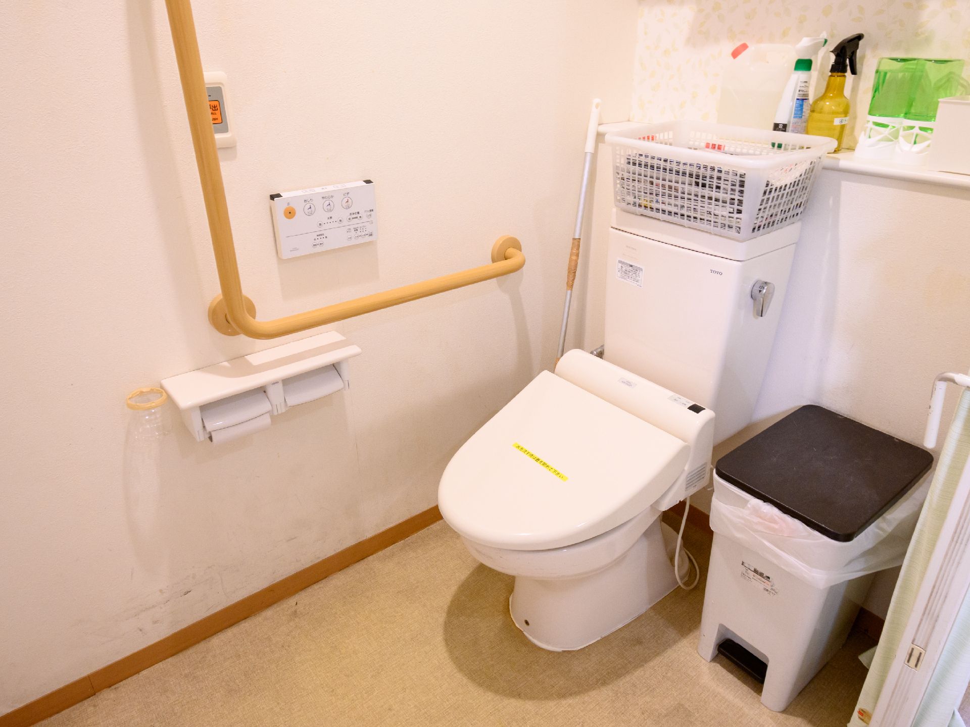 手すりが付いたバリアフリー完備の入居者向けの洋式トイレ