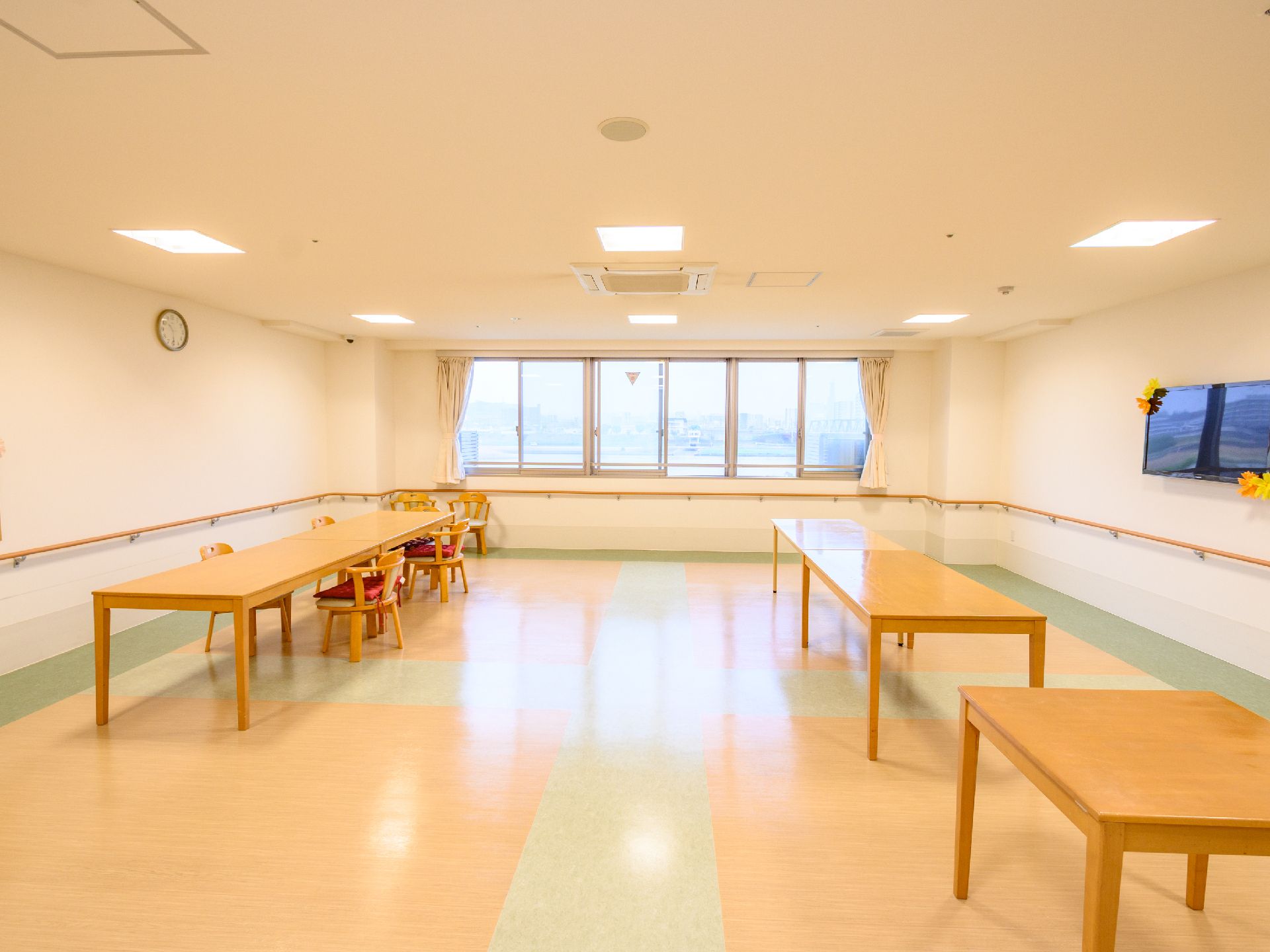 窓が多数設置されて日差しが降り注ぎ、開放感のある共有スペース