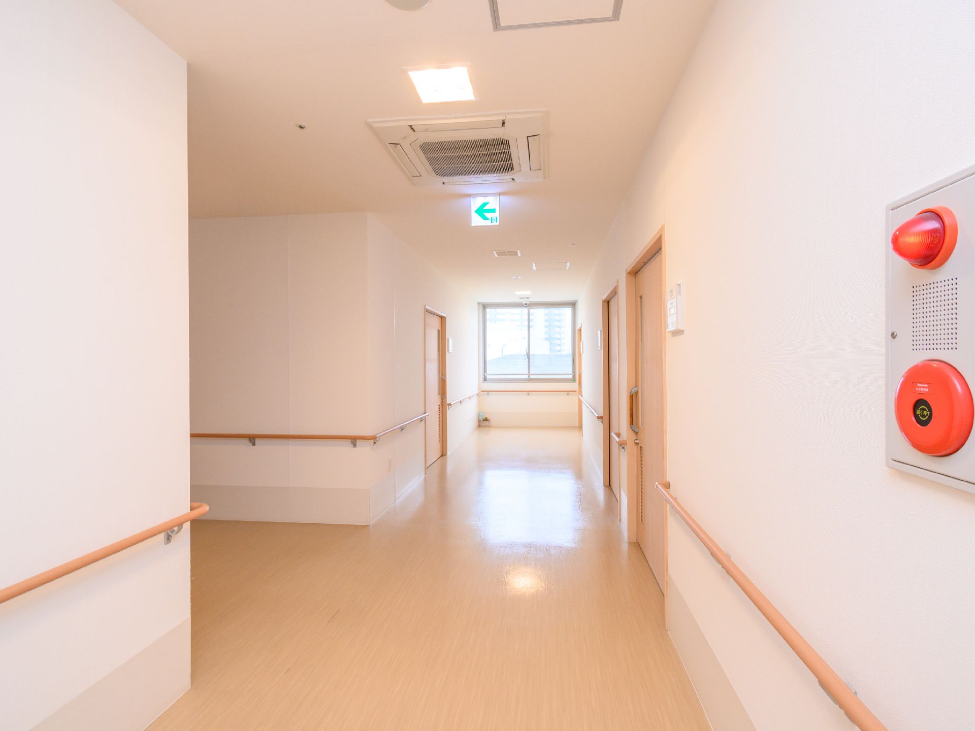 バリアフリー化されて壁に手すりが取り付けられている廊下