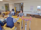 介護施設の明るい食堂風景