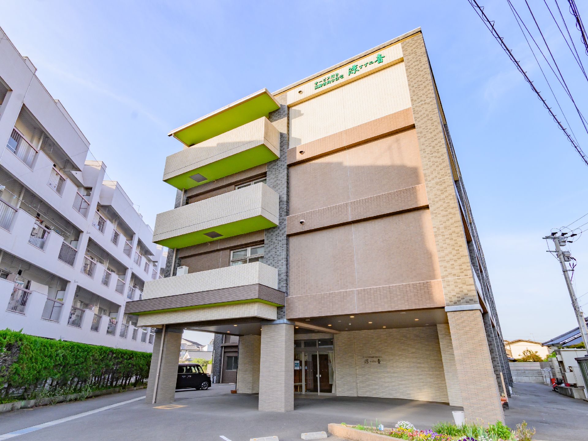 落ち着いた色合いで、高級マンションのような雰囲気がただよう施設の外観