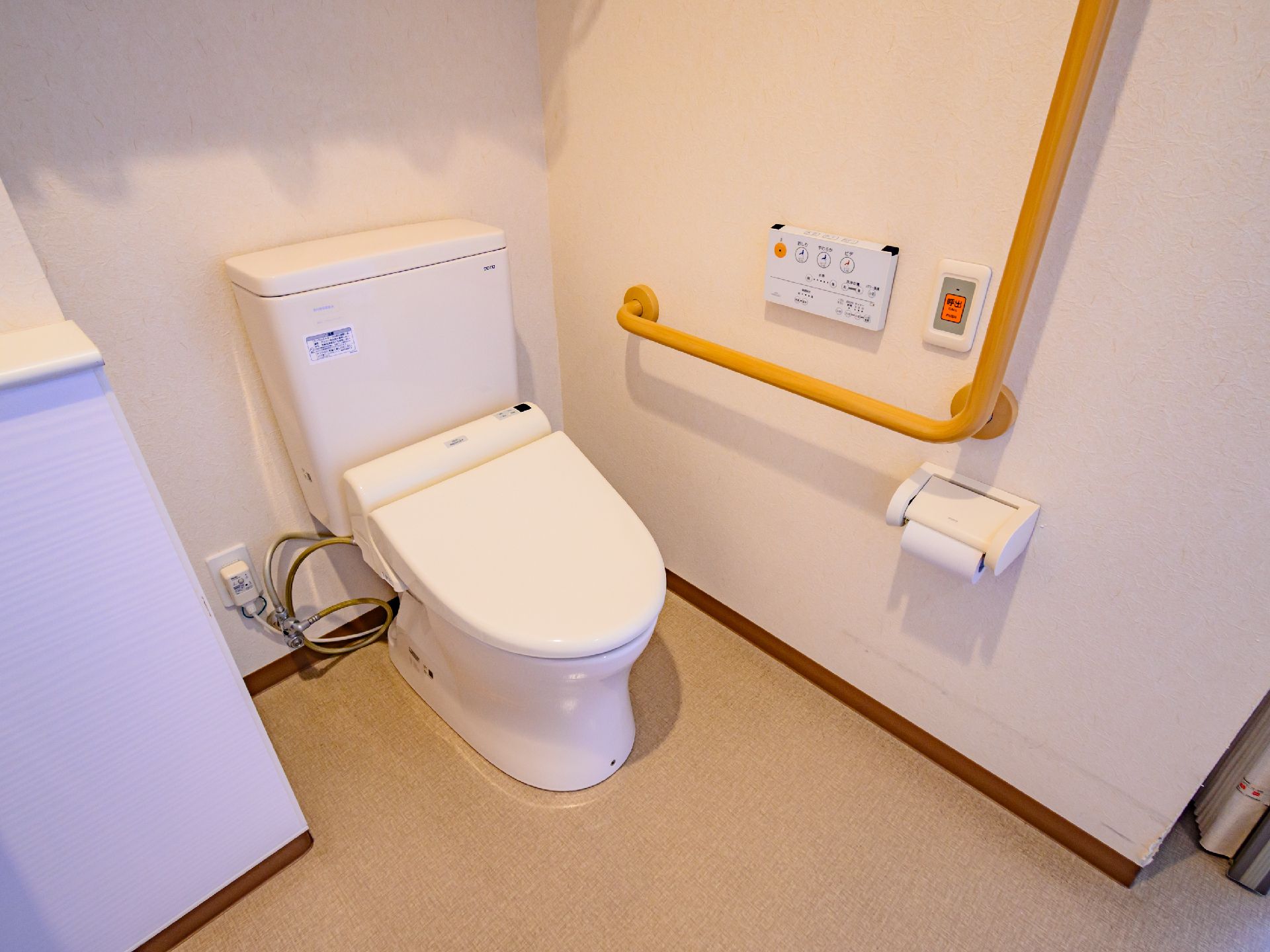 手すりが設置され、床に段差がほとんどない居室にあるトイレ