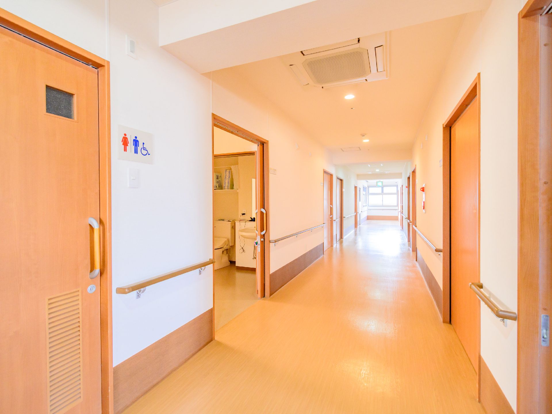 手すりと引き戸が設置された廊下