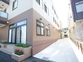 施設の前には、花壇を設置
