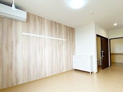 エアコン付きのシンプルな部屋には家具はまだなく、大きなスライド式のドアが付いたトイレもある。