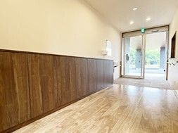 エントランスには自動ドアがあり、車いす対応の洗面所が付いている。段差はなく、清潔感がある。