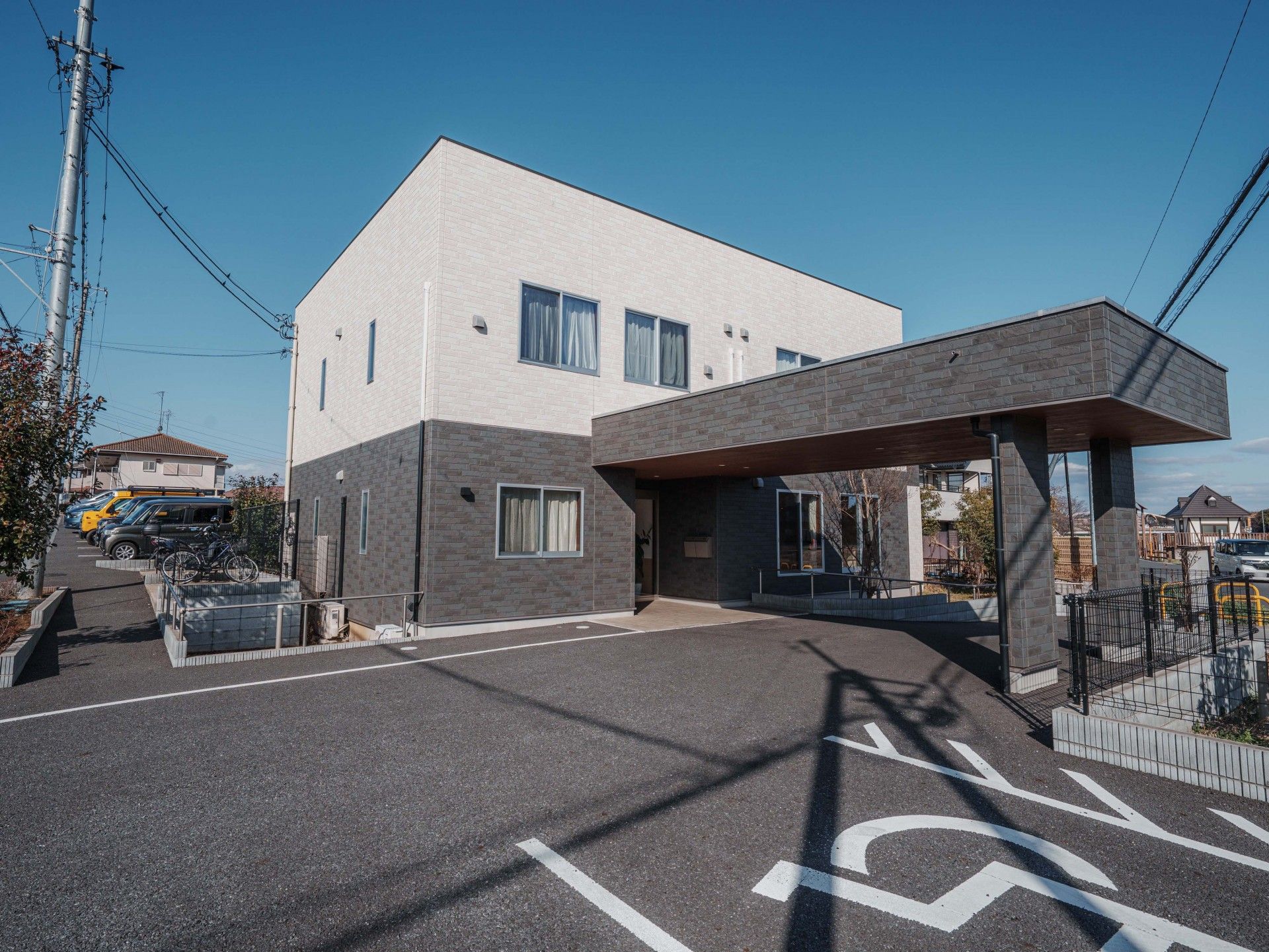 広い駐車場のある建物