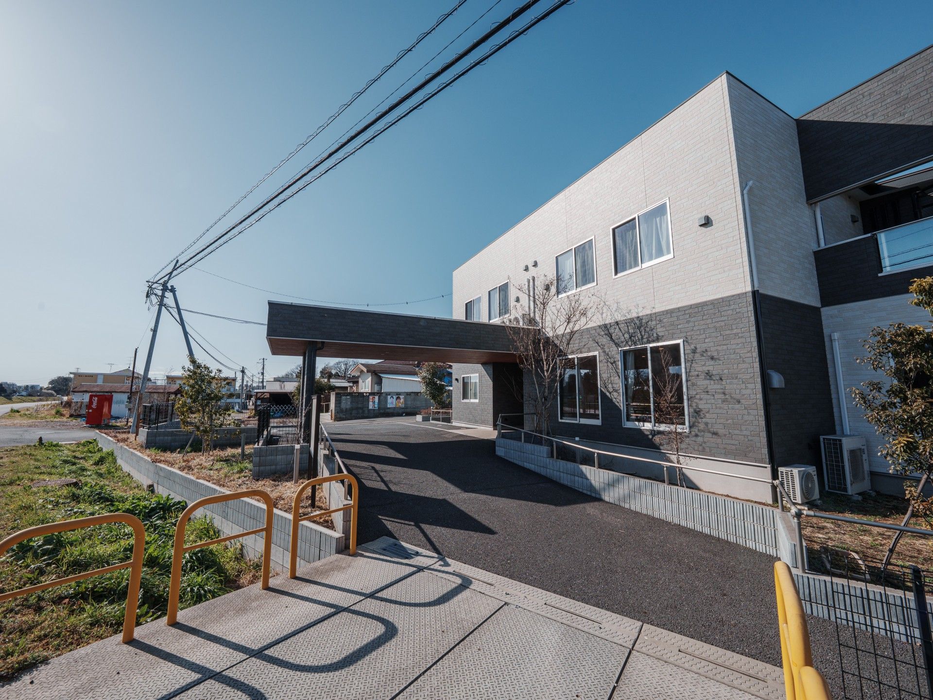 建物の外観と入口
