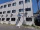 白い建物の介護施設外観