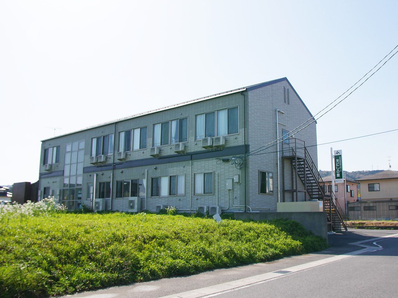 ゆったりとした外観の建物