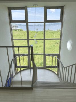 海が見える開放的な窓辺