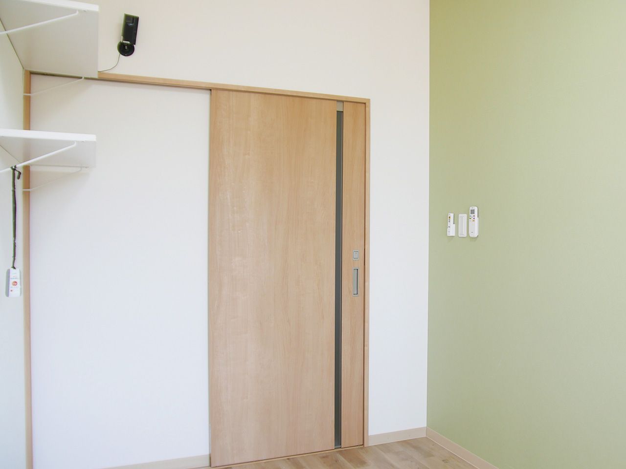 明るい部屋の木製ドア