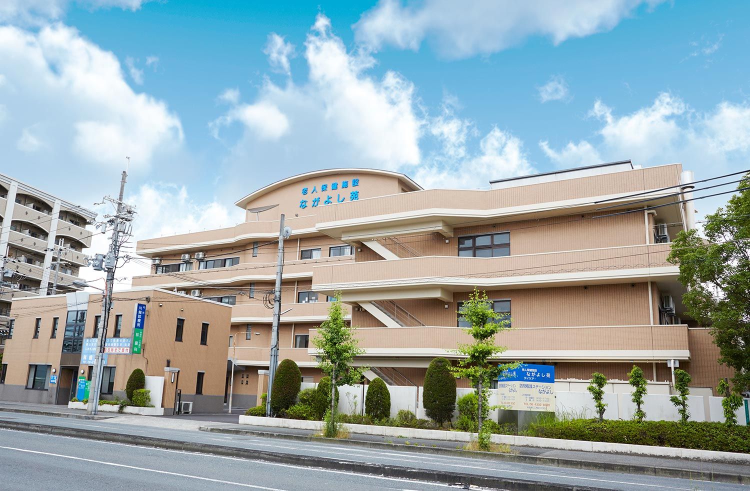 ゆったりとした外観の建物