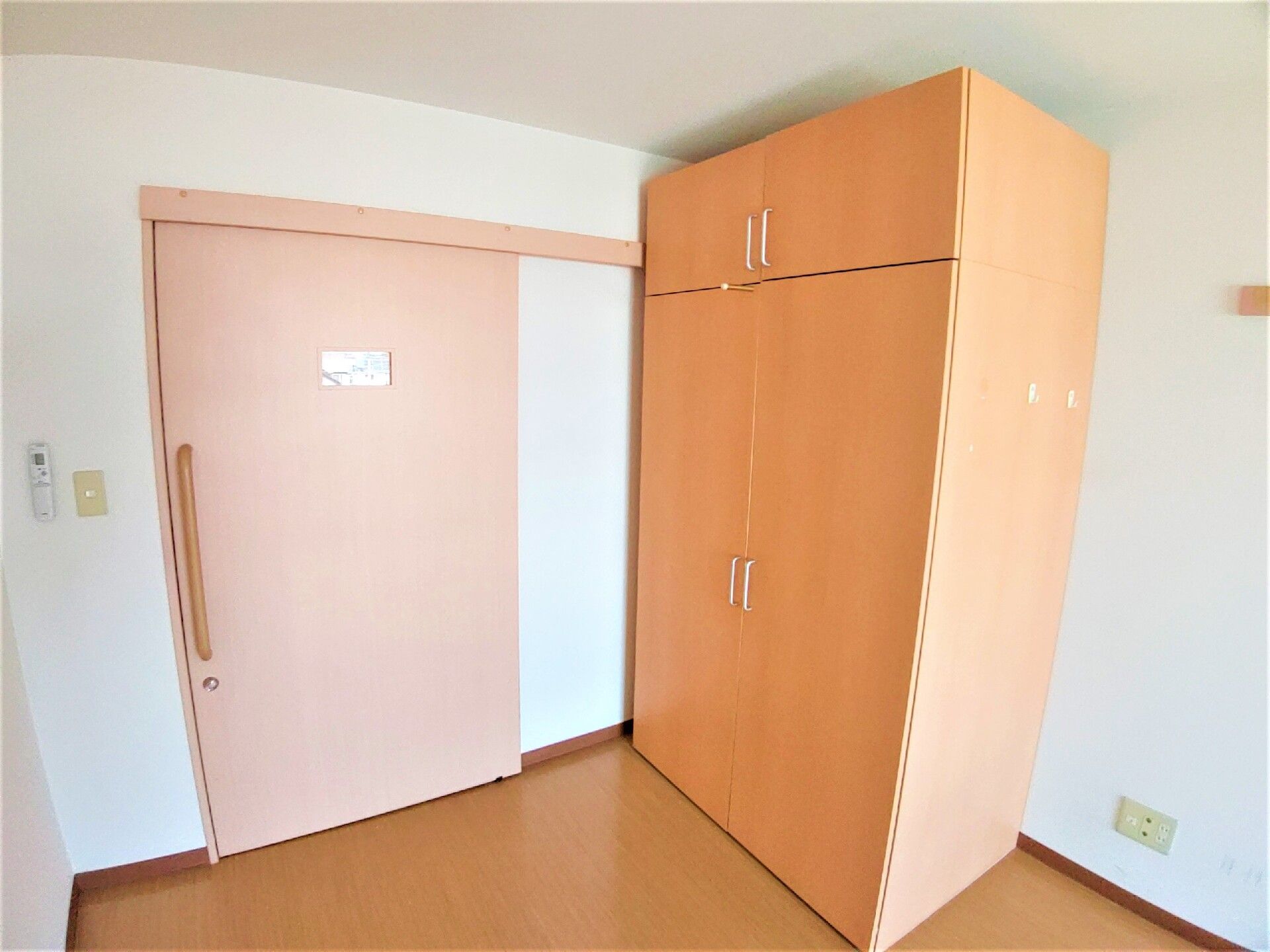 高齢者と一緒にカルテのようなものを眺めている施設内スタッフとの2ショット