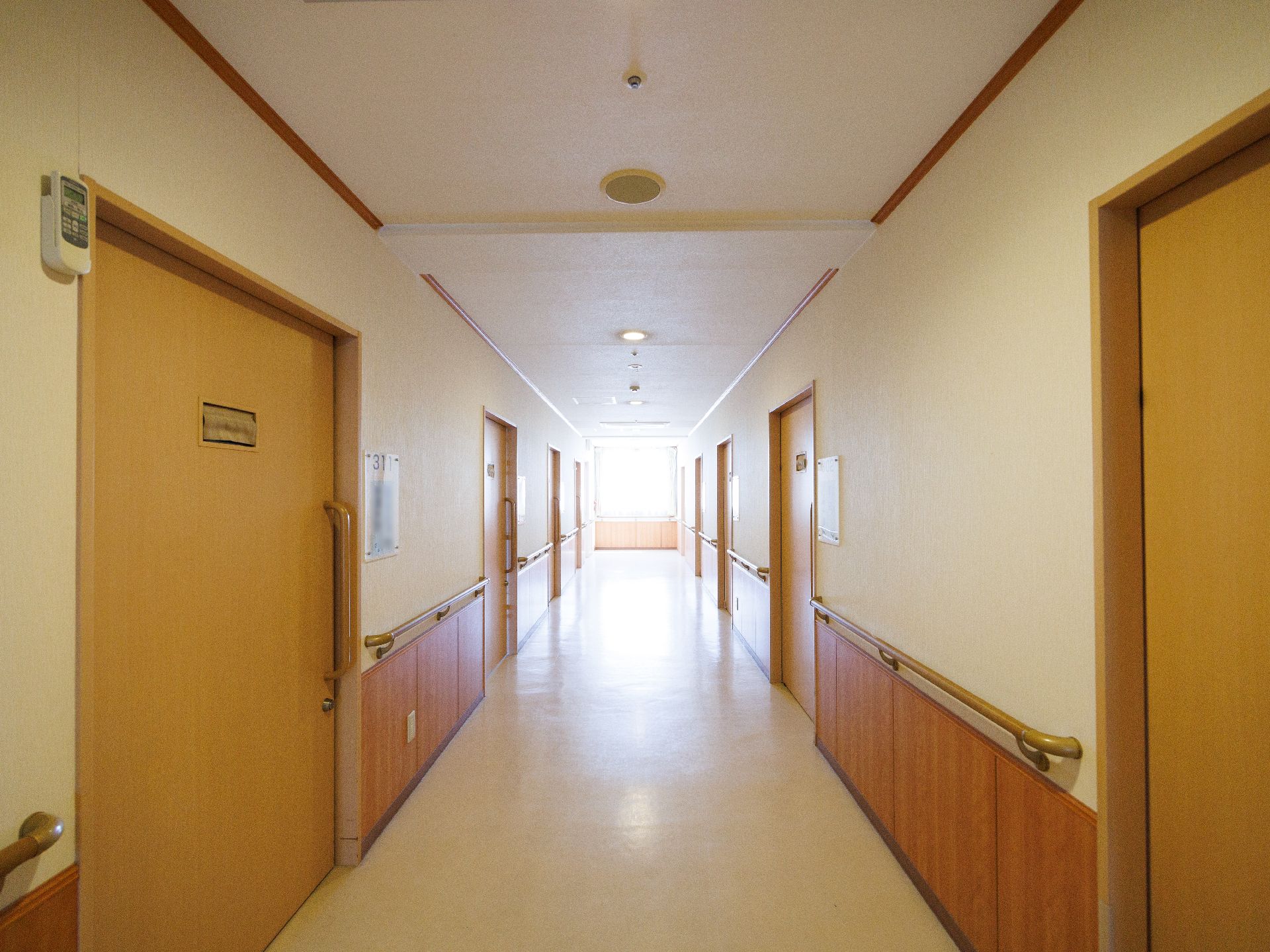 手すりが行き渡っている廊下と、引き戸となっている居室