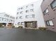 円形建築の玄関前