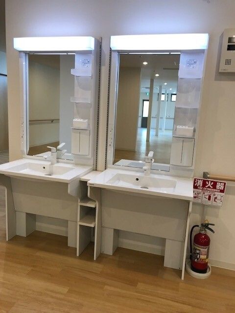 フットレス設計を施した洗面台が２台並べられている様子。施設内の設備