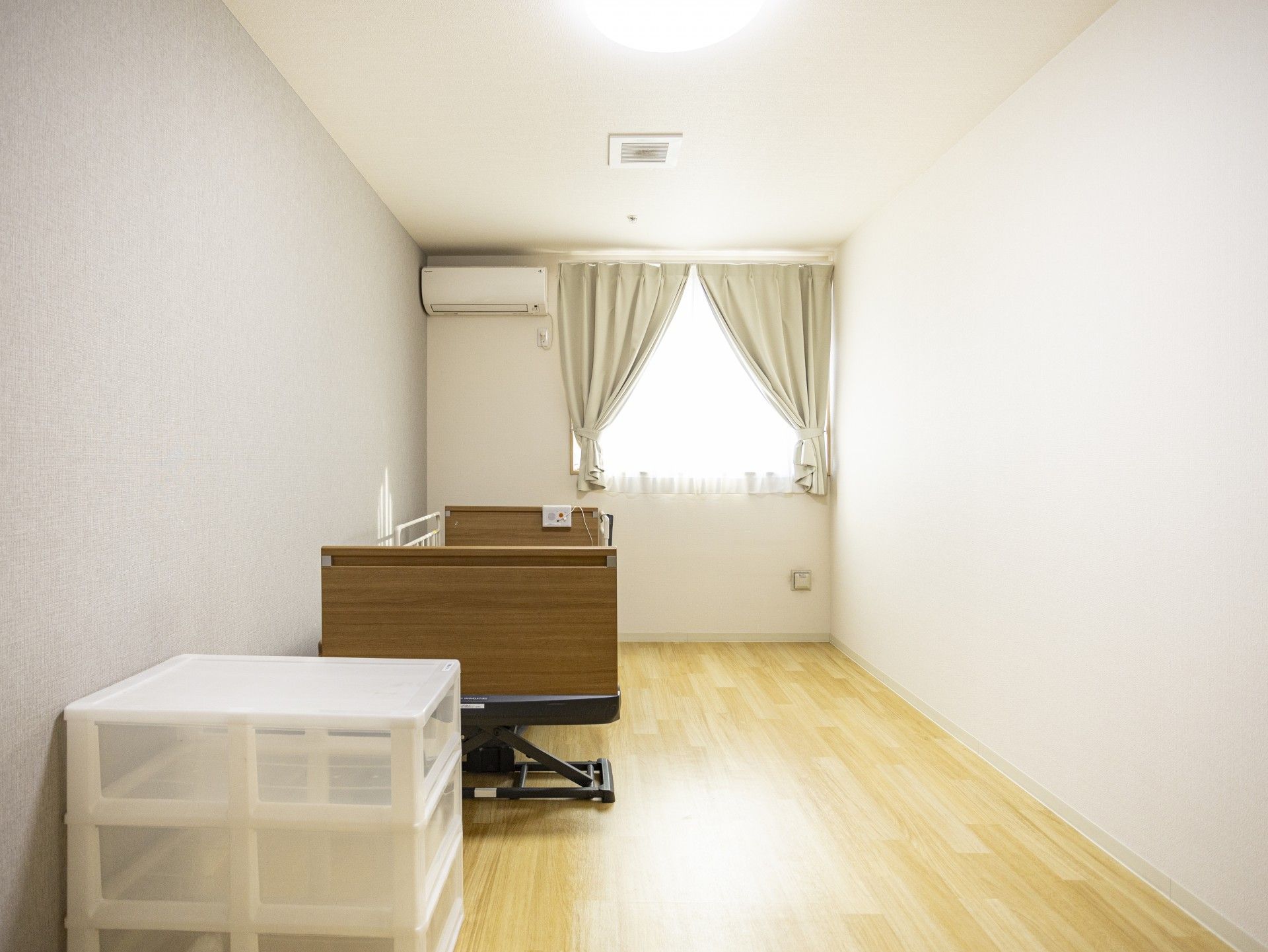 介護専用者から降りてくる男性と歩行を補助しようとしている女性スタッフの様子