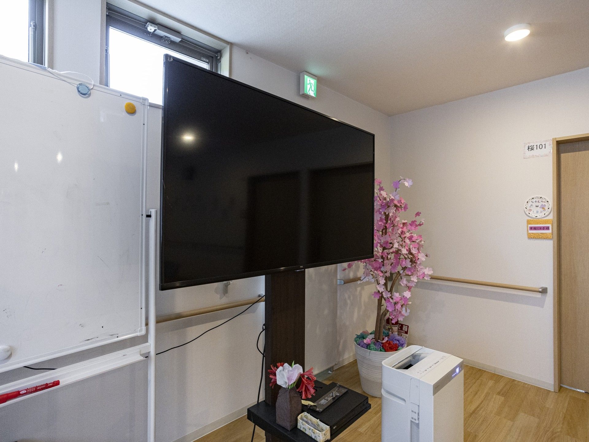 テレビとホワイトボードの部屋