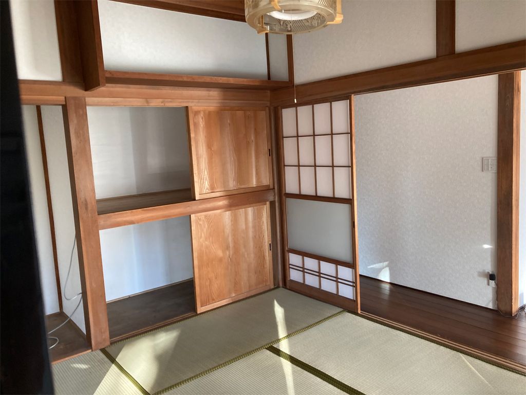 畳敷きの部屋には扉付きの押し入れがあり、床の間も付いている。家具などは置かれていない。