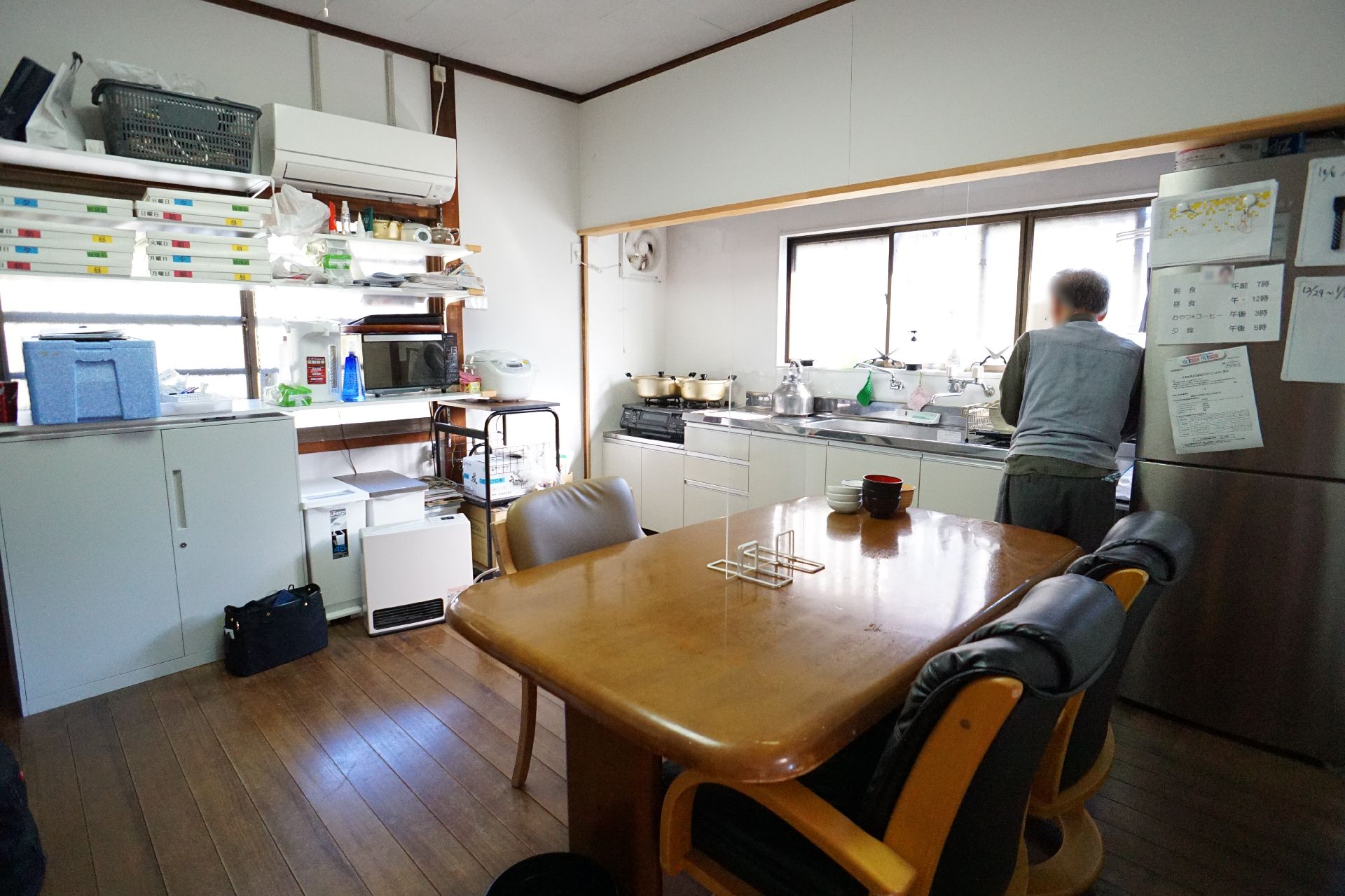 キッチンが併設された食堂