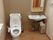 大きな鏡が付いた手洗い場と同じ場所に温水便座が付いたトイレがあり、介助スペースも広い。