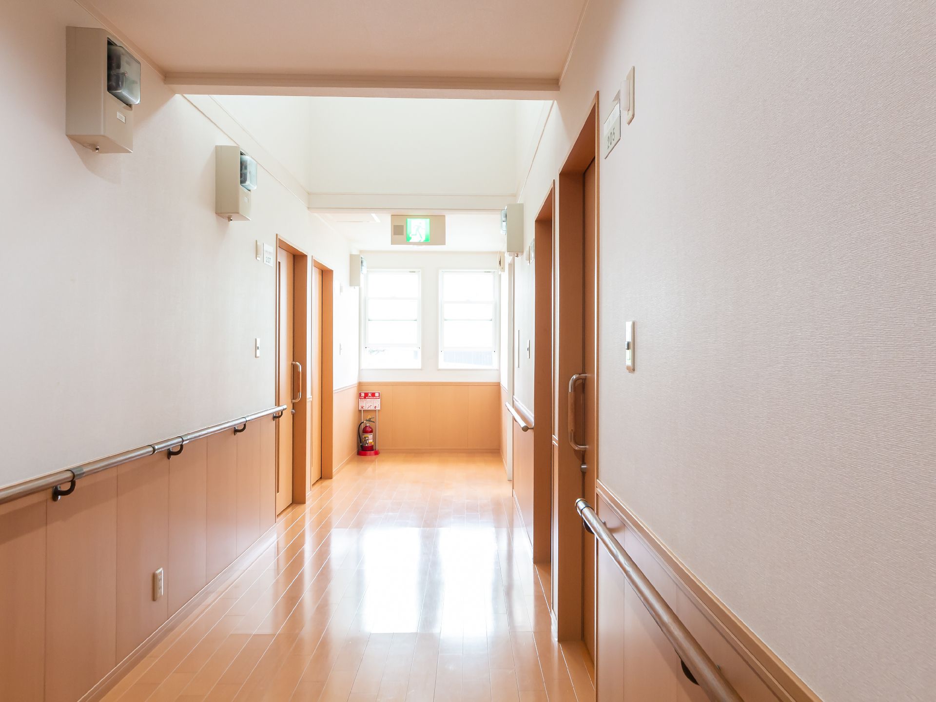 バリアフリー化されて壁に手すりが取り付けられている廊下