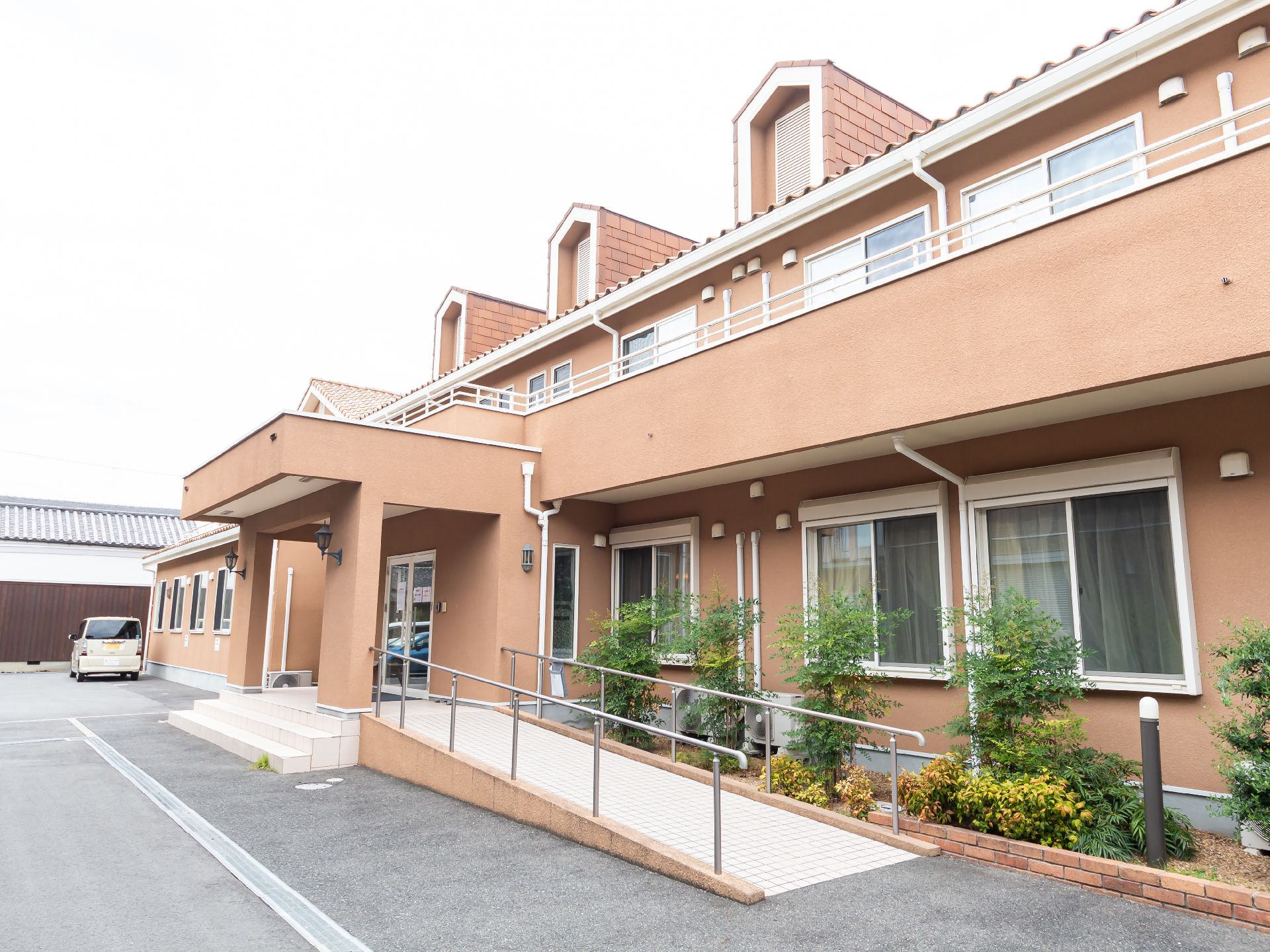 バリアフリー化された、手すりが設置してある玄関