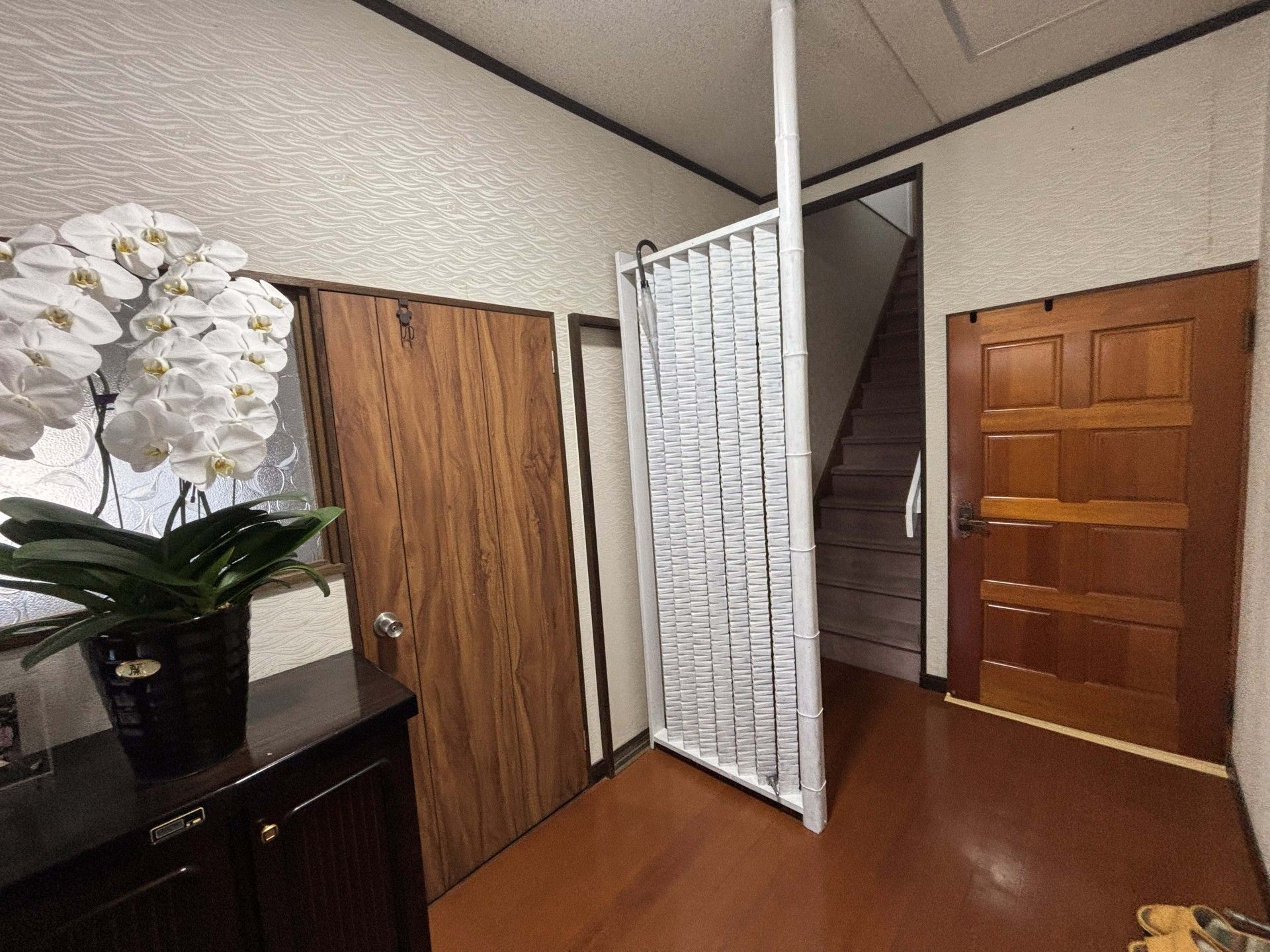 階段と扉のある廊下