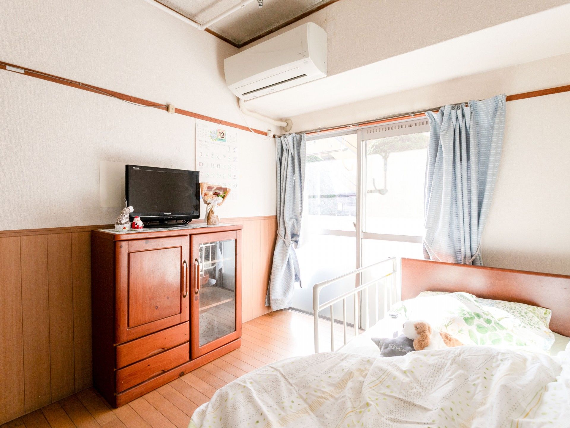 屋外階段も設置されている白を基調とした大きな建物にはベランダもあり、日当たりも良好。