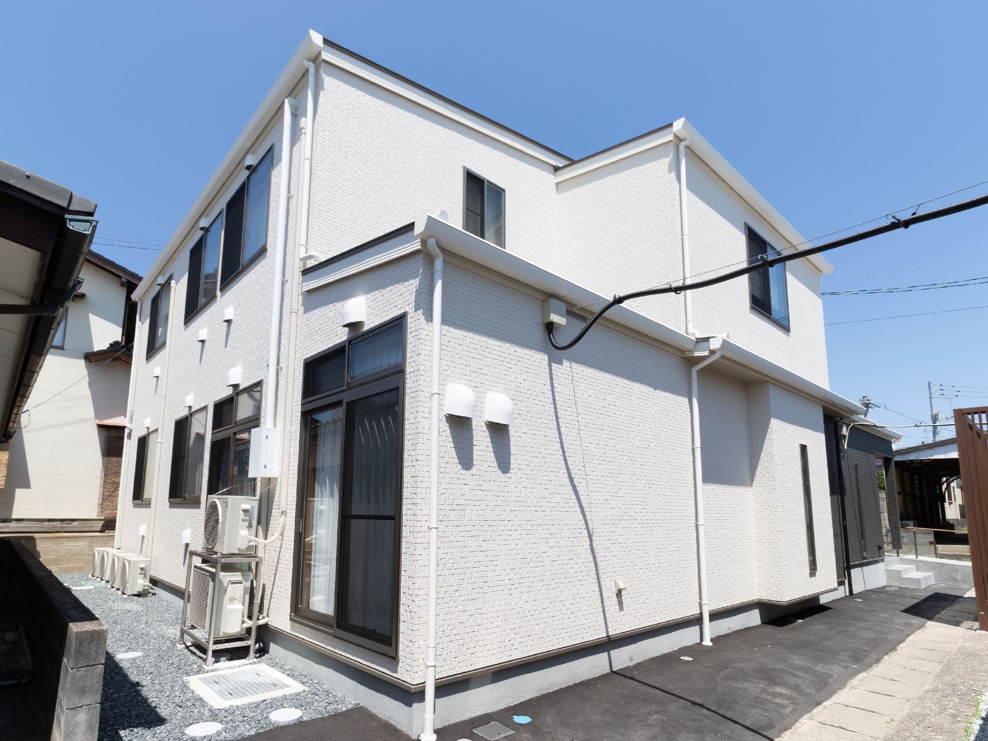 2階建ての白壁の建物